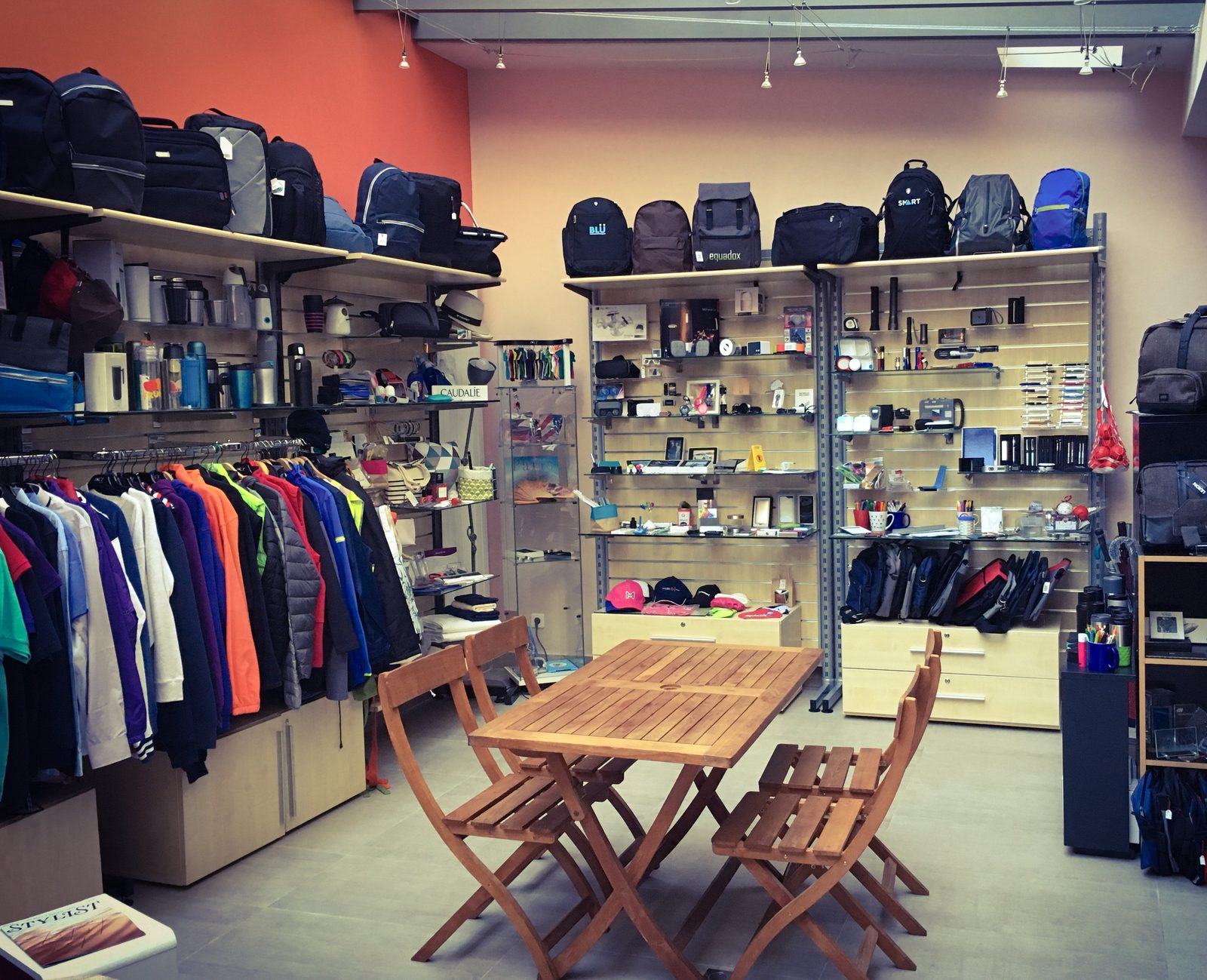 Le showroom : mur d'objets, ambiance, lumière naturelle